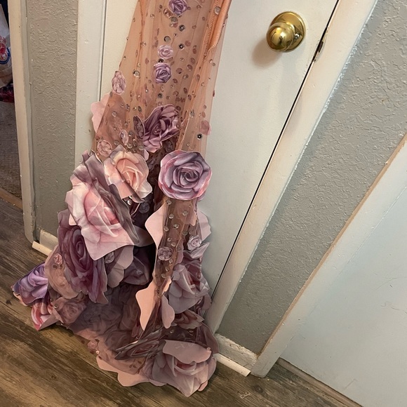 Beautiful mesh purple,lavender 3D roses all over the dress,(excellent condition) - Picture 4 of 5